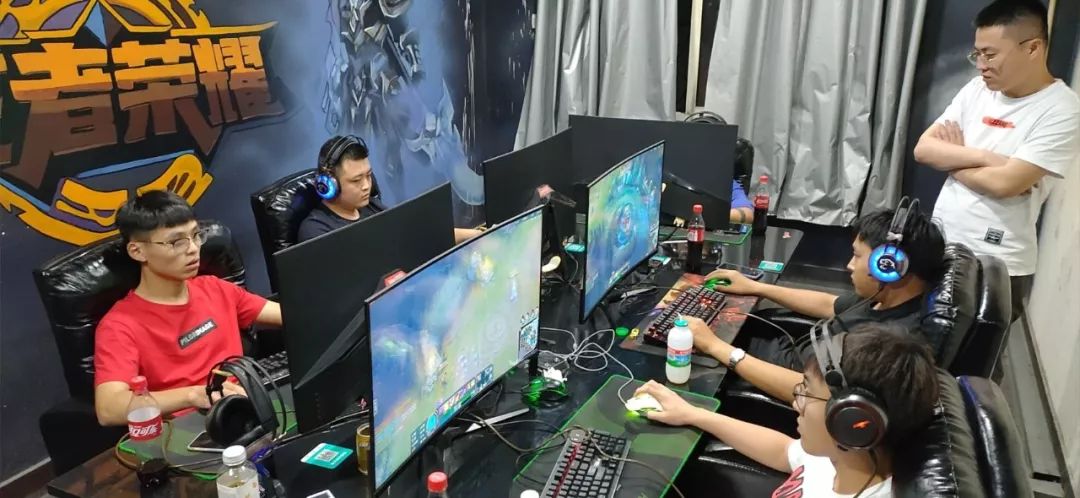 同时自己在 同时自己在